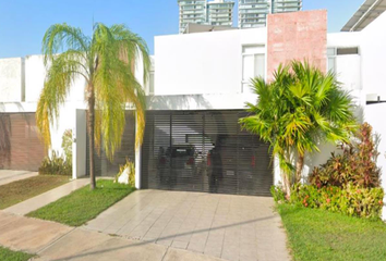 Casa en  Residencial Altabrisa, Calle 15, Colonia Altabrisa, Mérida, Yucatán, México