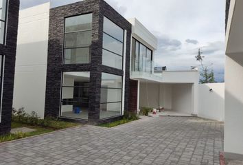 Casa en  Rhg3+3f3, De Las Familias, Quito 170157, Ecuador