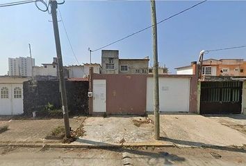 Casa en  Avenida Juventino Rosas, Petroquimica, Coatzacoalcos, Veracruz, México