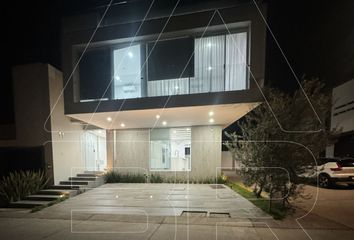 Casa en fraccionamiento en  Paseo Lluvia De Oro, Parque Metropolitano, Zapopan, Jalisco, México