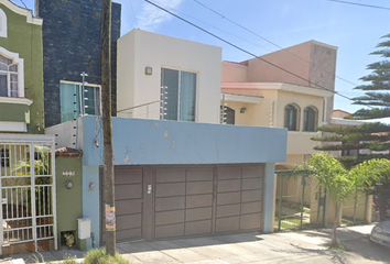 Casa en  Avenida Novelistas, Jardines Vallarta, Zapopan, Jalisco, México