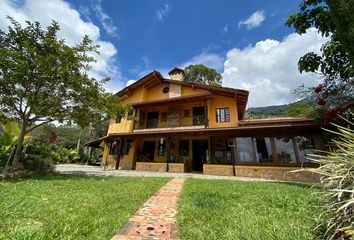 Villa-Quinta en  Altos De Villa Roca, Copacabana, Antioquia, Colombia