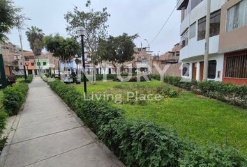 Casa en  Parque Banco De Semillas, Ca. Los Nogales, Santiago De Surco, Lima Province, Perú