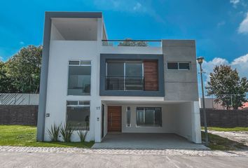 Casa en fraccionamiento en  Kinara Residencial, Boulevard De Los Reyes, San Bernardino Tlaxcalancingo, Puebla, México