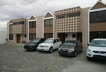 Casa en  Calle, Av. Juan Molineros E9-11, Quito 170138, Ecuador