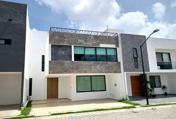 Casa en fraccionamiento en  Fraccionamiento La Mezza, Calle La Mesa, Residencial La Mezza, San Andrés Cholula, Puebla, México