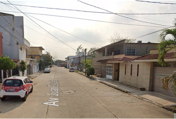 Casa en  Avenida Juan Escutia 213, Esfuerzos De Los Hermanos Del Trabajo, Coatzacoalcos, Veracruz, México