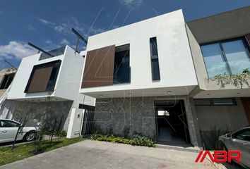 Casa en fraccionamiento en  Coto Abeto, Avenida Paseo Del Norte, Parques Vallarta, Zapopan, Jalisco, México