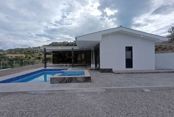 Casa en  Centro Medico Integral Yunguilla, Pasaje La Union, Via Giron, Santa Isabel, Ecuador