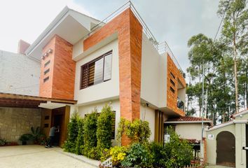 Casa en  Avenida Primero De Mayo, Cuenca, Ecuador