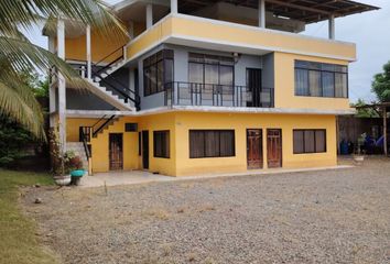 Casa en  Avenida Circunvalación & General Miguel Iturralde, Nueva Loja, Ecuador