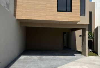 Casa en fraccionamiento en  Alto Lago Privada Residencial, Calle Paseo De Los Horizontes, San Luis Potosí, México