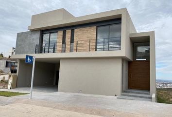 Casa en fraccionamiento en  Del Roble Residencial, Avenida Parque Chapultepec, San Luis Potosí, México