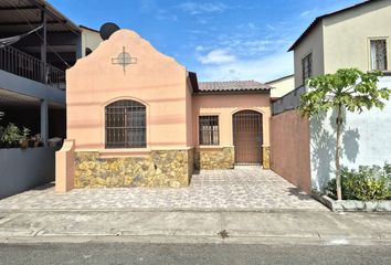 Casa en  Urbanización La Rioja, Av. León Febres Cordero, Daule, Ecuador