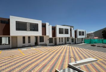 Casa en  13 De Junio, Mitad Del Mundo-parroquia, Quito, Ecuador