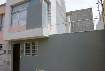 Casa en  Mitad Del Mundo, Avenida Manuel Córdova Galarza, Quito, Ecuador