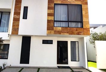 Casa en fraccionamiento en  Los Robles Zibatá Ii, Avenida Biznaga, Zibatá, Querétaro, México