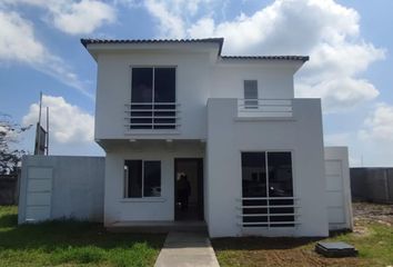 Casa en  Urbanización Portón Del Rio, Avenida León Febres Cordero Ribadeneyra, Ecuador