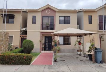 Casa en  Urbanizacion Plaza Madeira, Avenida León Febres Cordero Ribadeneyra, Samborondón, Ecuador