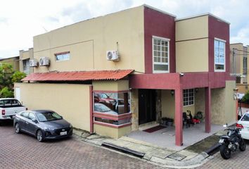 Casa en  Urbanizacion La Joya, Avenida León Febres Cordero Ribadeneyra, Ecuador