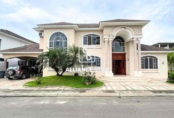 Casa en  Urbanización El Portal, Av Luis Angel Leon Roman, Machala, Ecuador