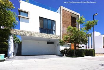 Casa en fraccionamiento en  45019 Zapopan, Jalisco, México