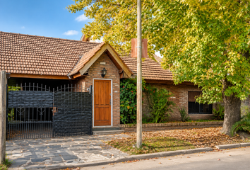 Casa en  Ventura Bustos 2683, Castelar, Provincia De Buenos Aires, Argentina