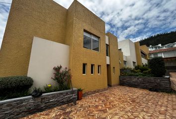 Casa en  Urb. San Isidro 2, Camilo Egas, Quito, Ecuador