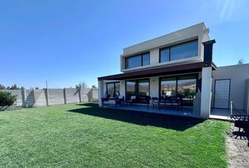 Casa en  Avenida Santa Filomena, Colina, Chile