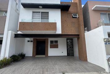 Casa en fraccionamiento en  Valle La Rioja, Carr. Apodaca - Sta. Rosa, Valle La Rioja, 66607 Apodaca, Nuevo León, México