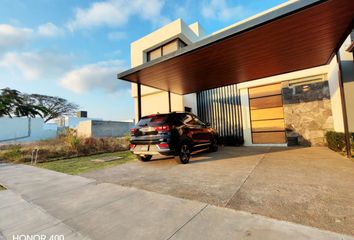 Casa en  Plaza Zentralia, Paseo Miguel De La Madrid Hurtado, Residencial Valle Dorado, Colima, México