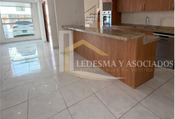 Casa en fraccionamiento en  Ave Hacienda Santa Fe 5050 Residencial Juriquilla Santa F Queretaro, Qr C.p. 76230, Ave Hacienda, Calle Santa Fe Lt Qr, Santa Fé, Juriquilla, Querétaro, México