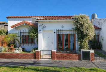 Casa en  Francia 2940, Castelar, Provincia De Buenos Aires, Argentina