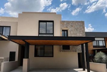 Casa en condominio en  Altozano Querétaro, Anillo Vial Fray Junípero Serra, Santiago De Querétaro, Querétaro, México