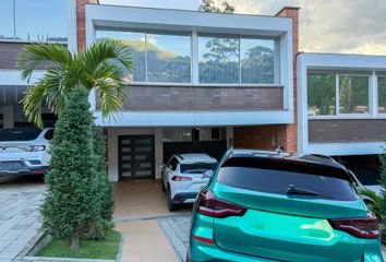 Casa en Urbanización Burdeos, Calle 25 Sur, Villa Novoa, Envigado, Antioquia, Colombia
