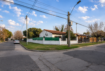 Casa en  Ventura Bustos 3004, Castelar, Provincia De Buenos Aires, Argentina