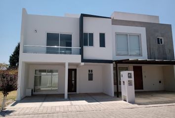 Casa en fraccionamiento en  Carr. Federal México-puebla, San Isidro, Santa María Zacatepec, Puebla, México
