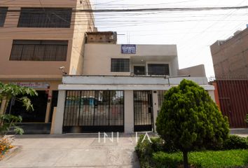 Casa en  I. E. P. Camino A Belen, Calle La Dignidad 8037, Cuadra 80, Ur. Pro Quinto Sector Ii Etapa, Los Olivos, Lima, 15307, Per