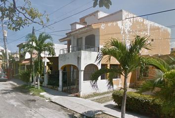 Casa en  Calle De Los Tamarindos, Del Sol, 28219 Manzanillo, Colima, México
