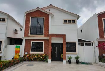 Casa en  Urbanización Napoli, E486, Ecuador