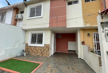 Casa en  Urb. Alameda Del Rio, Guayaquil, Ecuador