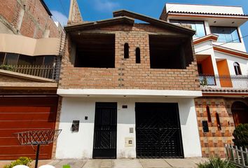 Casa en  Calle 12, Urb Alameda Del Pinar, Comas, Perú