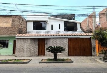 Casa en  Jirón Calamos 1433, Cuadra 14, Pj. Las Flores, San Juan De Lurigancho, Lima, 15404, Per