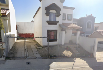 Casa en fraccionamiento en  Calle Magnolia 937, Villa Residencial Del Prado I, Ensenada, Baja California, México