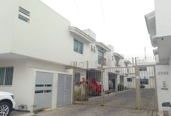 Casa en condominio en  Calle Coral, Residencial Victoria, 44950 Guadalajara, Jalisco, México