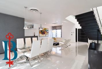 Casa en  Avenida Acanceh 7-8, Super Manzana 11, Cancún, Benito Juárez, Quintana Roo, 77504, Mex