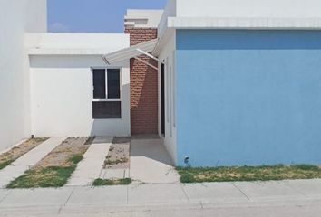 Casa en fraccionamiento en  Los Chabacanos Conjunto Residencial, Avenida Del Ferrocarril, Del Nuevo Espíritu Santo, Barrio Del Nuevo Espiritu Santo, San Juan Del Río, Querétaro, México