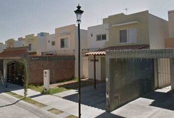Casa en  P.º Del Prado Sur, Fraccionamiento Puerta De Hierro, 36717 Salamanca, Gto., México