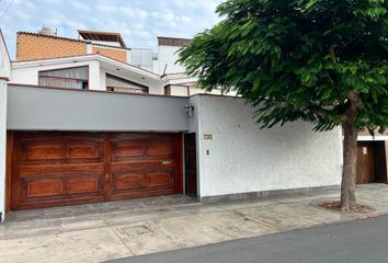 Casa en  Jirón Fernando Castrat, Urb Chama, Santiago De Surco, Lima 15038, Perú