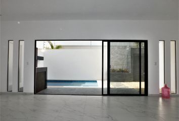 Casa en fraccionamiento en  Aqua Residencial, Avenida Huayacán, Cancún, Quintana Roo, México